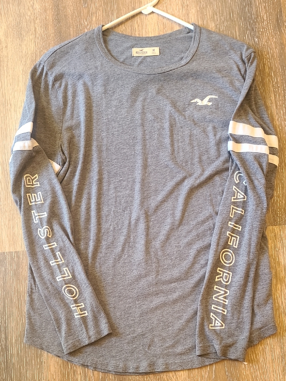 Hollister Men's Long Sleeve Heather Gray Graphic Tee with Sleeve Logos